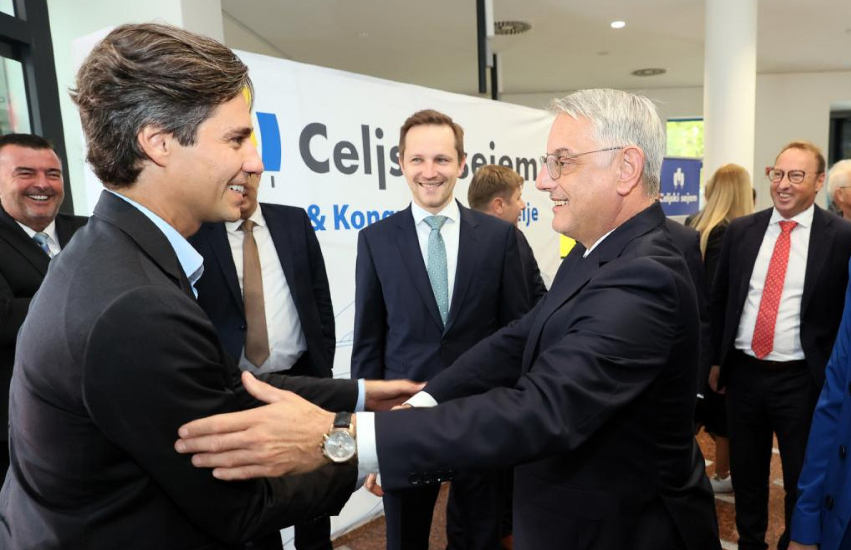 Kako bi ministra Han in Mesec rešila slovenski kadrovski problem?