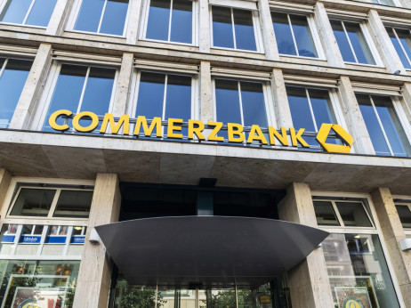 Commerzbank prevzemno ponudbo UniCredita v višini 37 milijard evrov zavrnil kot "prenizko"