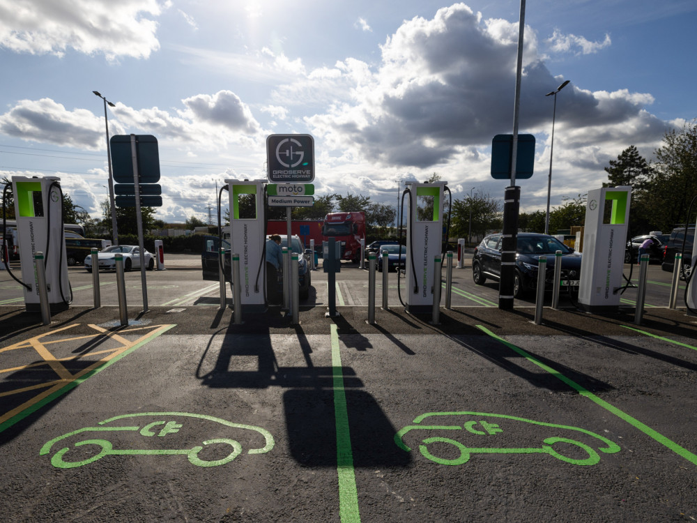 Primerjava pogonov: Elektrika iz domače vtičnice se draži hitreje od bencina