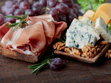 Kitajska uvedla visoke dajatve na uvoz mlečnih izdelkov iz EU