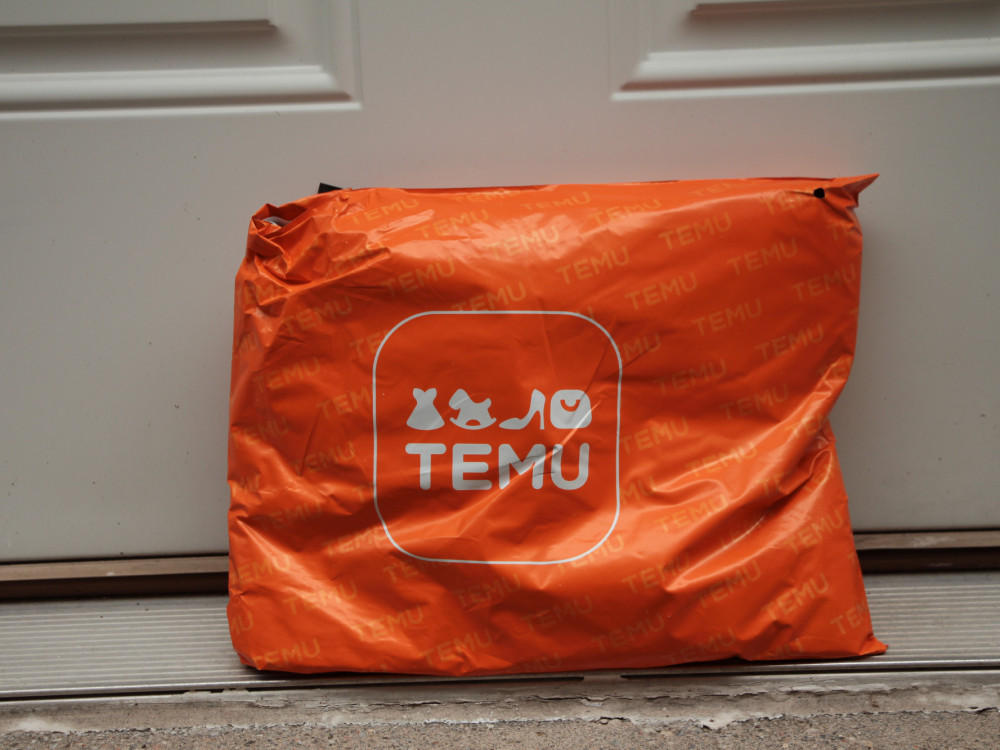 Konec veselja s poceni pošiljkami – kaj prinaša odprava carinske izjeme v ZDA?