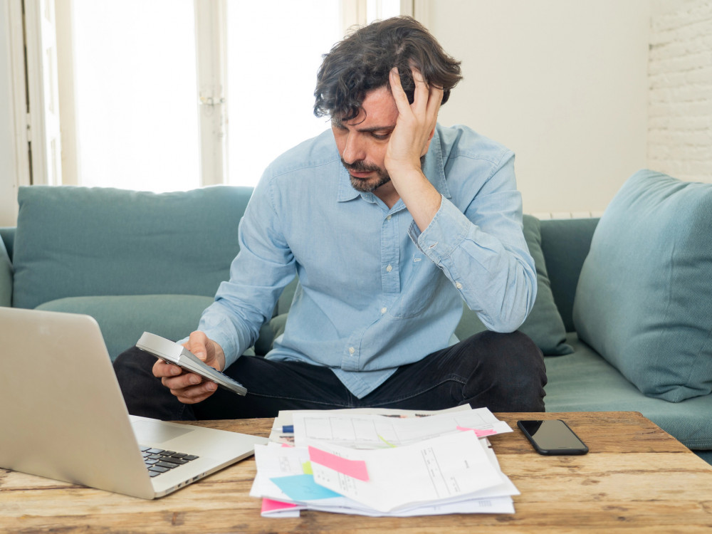 Kdaj postane šef pozoren na finančne težave zaposlenega?