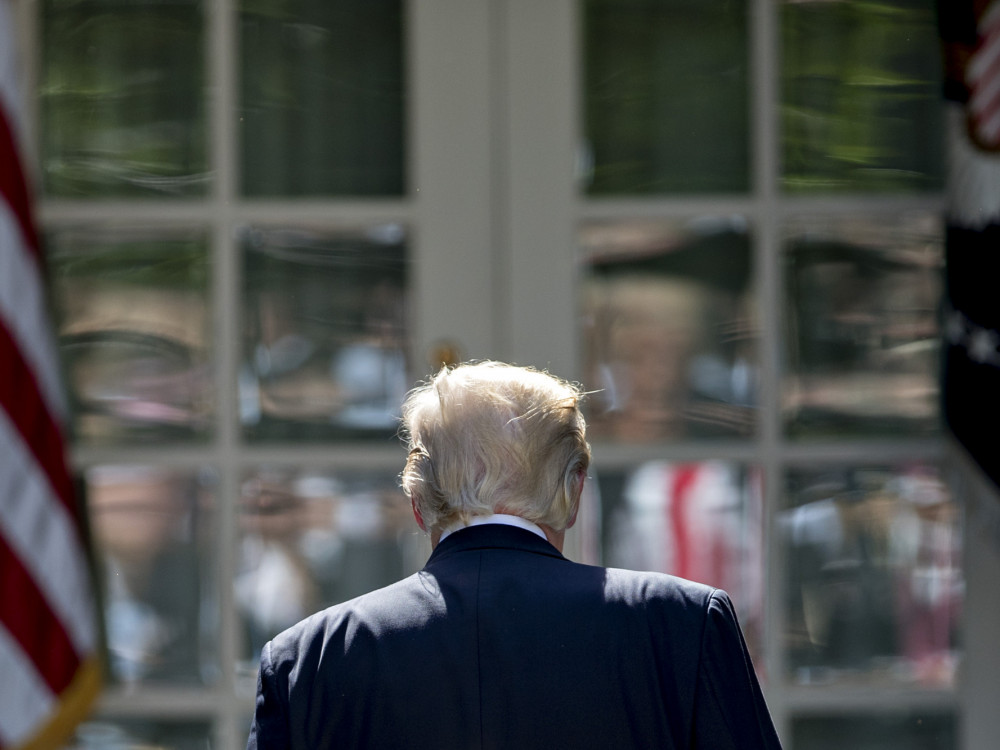 Top 5 novic za začetek dneva: Prve ovire za predsednika Trumpa