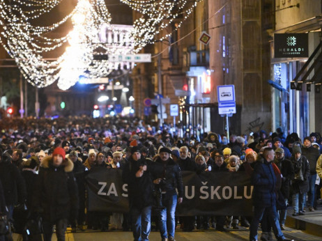 Građani okupljeni na mimohodima nakon tragičnog napada u OŠ Prečko