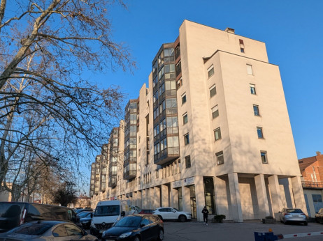 Babica bi želela vnuku izročiti stanovanje. Kako naj to stori?