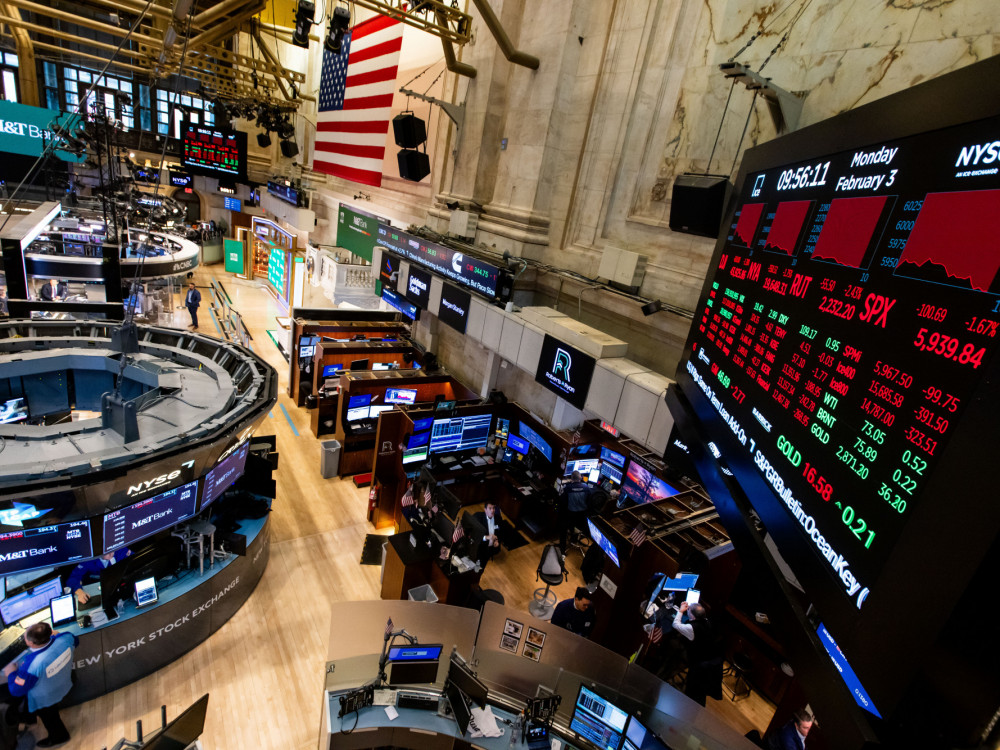 Vlagatelji se lepijo na zlato, delnice iščejo stabilnost, 25 let od poka pikakom balona