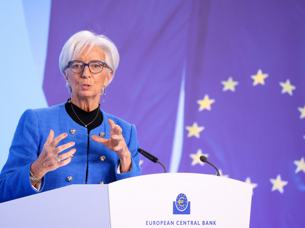 ECB reže obresti, Lagarde: Naložbe v obrambo in infrastrukturo varovalka pred carinami
