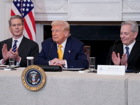 Trump najprej napihnil carine, zdaj v boj za njihovo nižanje