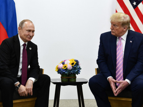 Trump in Putin na klicu: Je na mizi prekinitev dobav orožja Ukrajini?