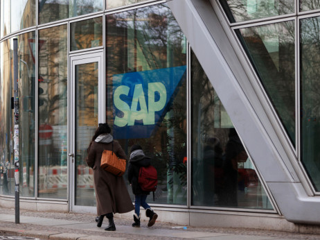 Nemški SAP omejil zaposlovanje in potovanja, da bi financiral "obsežen" razvoj umetne inteligence