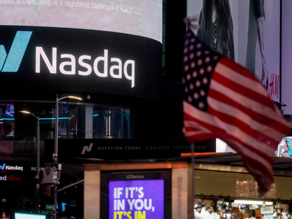 Trump z napovedjo časovnice carin pomiril trge