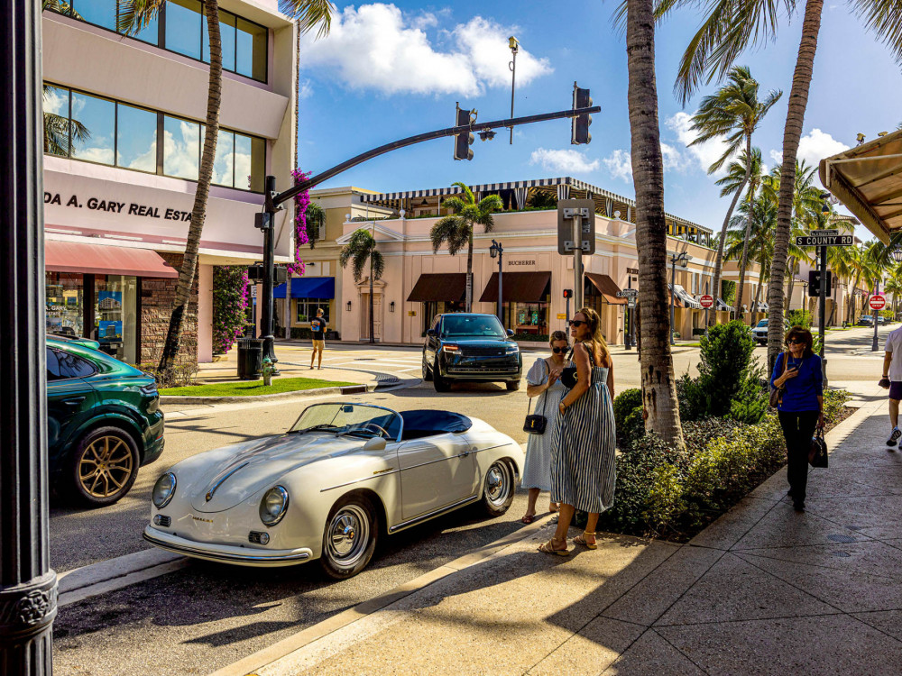 Borzni kaos, a milijarderji v Palm Beachu žurajo: Le o čem se pogovarjajo?