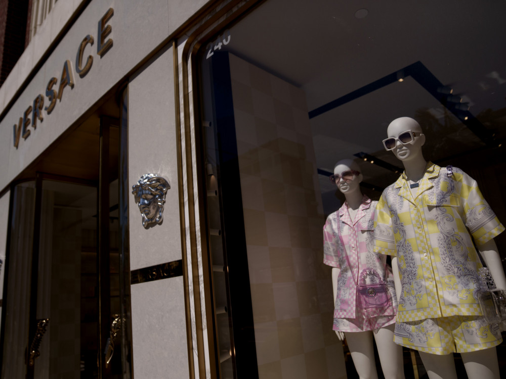 Prada prevzela Versace za približno 1,25 milijarde evrov