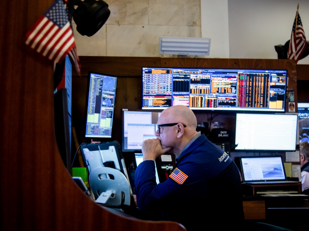 Borzni pregled: Odboj dolarja, terminske pogodbe na delnice tonejo