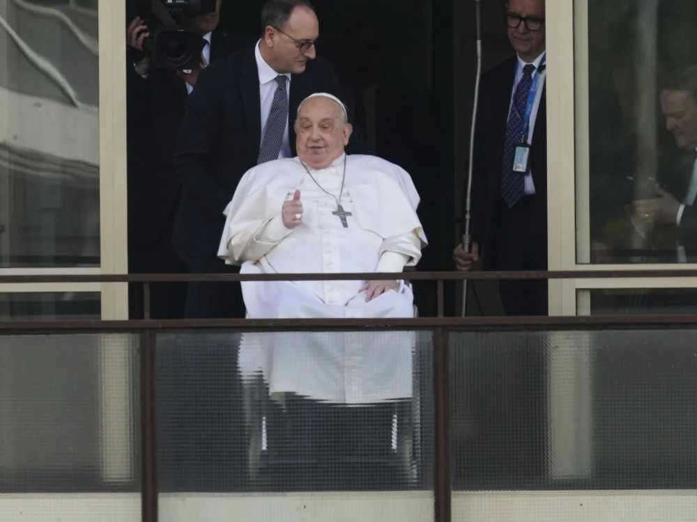 Umrl je papež Frančišek