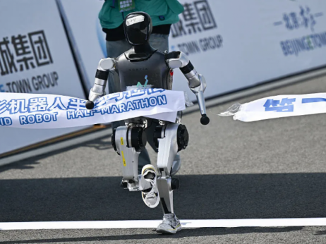 Tečejo, plešejo, sestavljajo, sprejemajo … Kaj počnejo humanoidni roboti v Sloveniji?