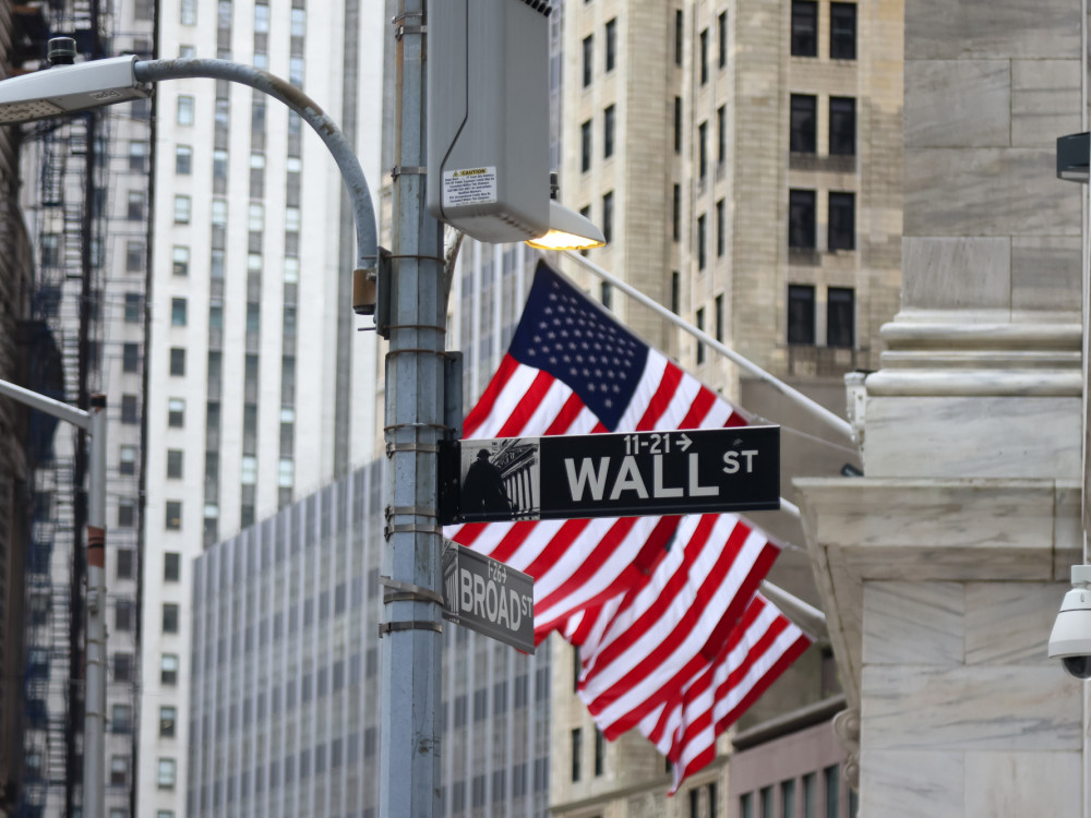 Borzni pregled: Wall Street do rekorda, Powell pod pritiskom, nafta upadla