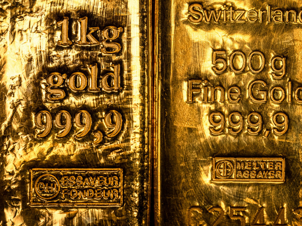 Zlato nekoliko nižje v pričakovanju trgovinskih pogovorov in potez Feda