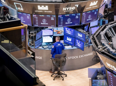 Top 5 novic za začetek dneva: S&P prvič čez 6.200, podražitev goriva