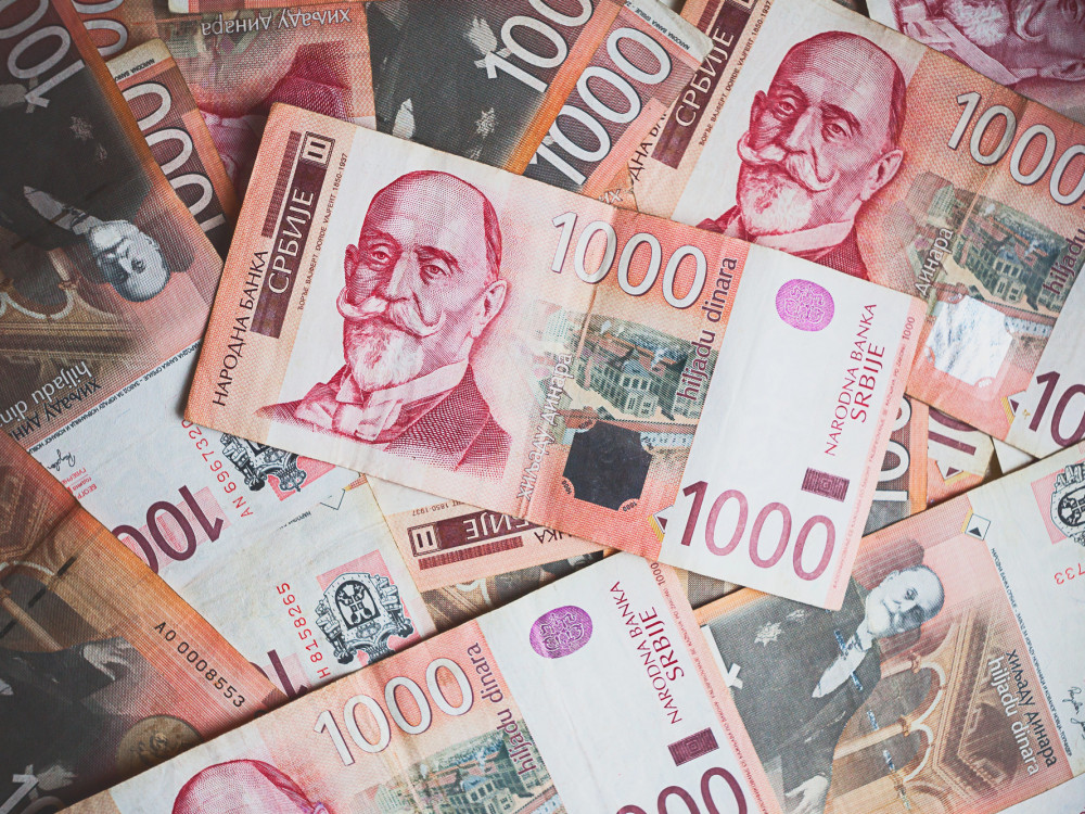 Srbija ohranja obrestne mere, rasti in socialnega miru ne