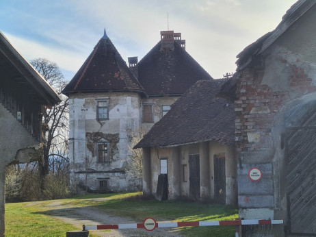 Vile Bokalce prodal za milijone evrov, grad končal na dražbi