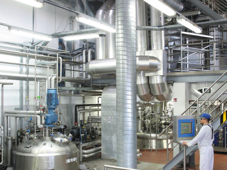 Gospodarska klima februarja zdrsnila: previdnost v industriji in trgovini