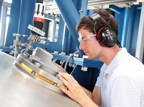 Lani prihodki slovenskih podjetij upadli prvič po 2020