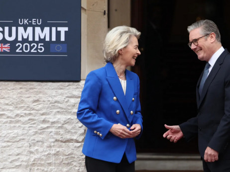 Starmer pozdravlja dogovor z EU, doma obtožen 'izdaje brexita'