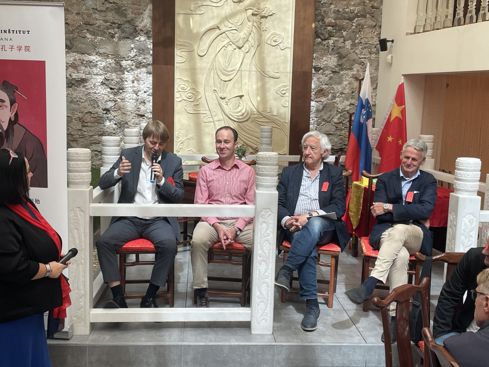 'Angleško govoreči Kitajec je 30 odstotkov dražji'