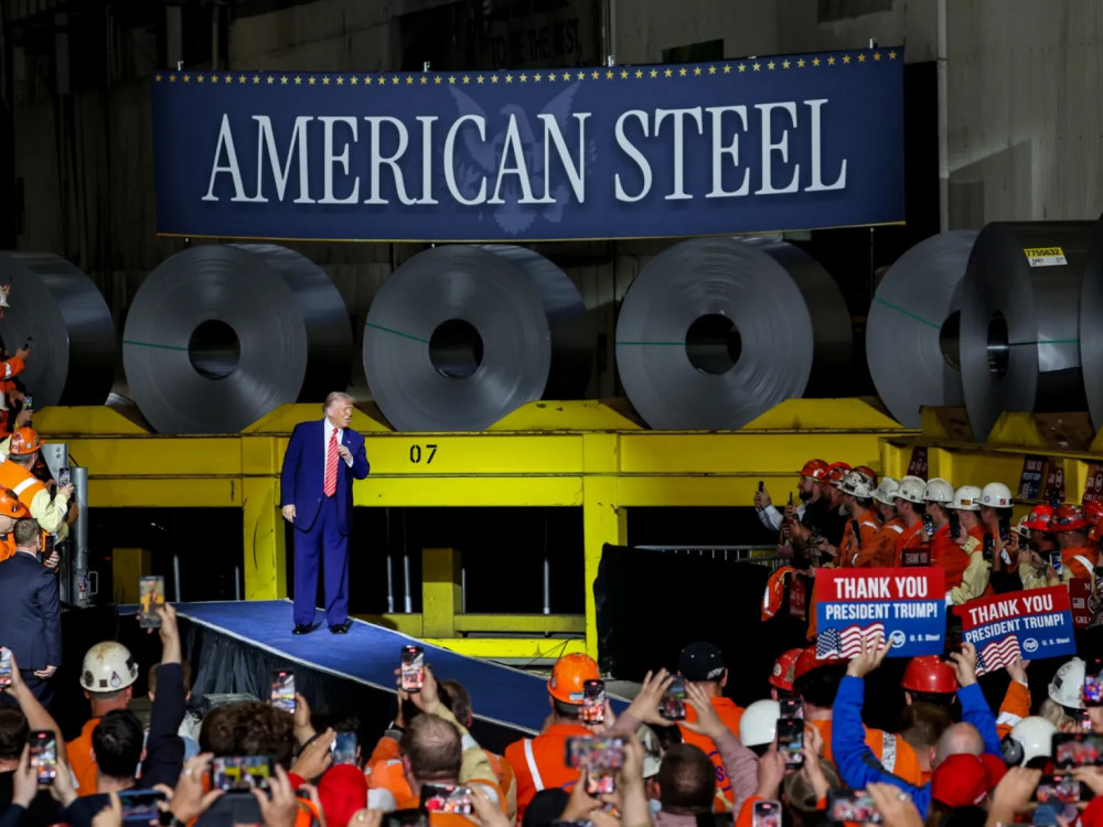 Trump zvišal carine na jeklo in aluminij: 'Prihaja veliko denarja'