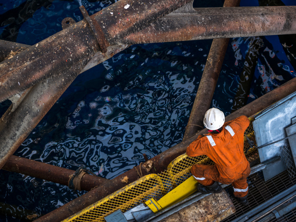 Cena nafte pada, potem ko je Trump napovedal premirje