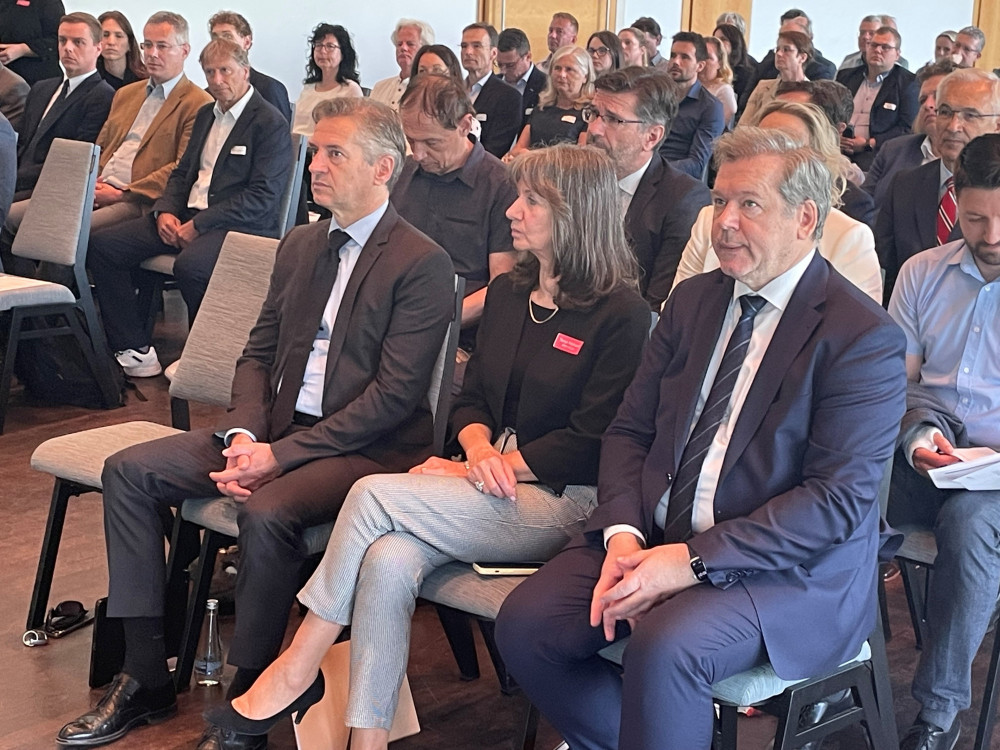 Premier Golob: 'Vau, sodelovanje avtomobilistov je vzorčni primer za Slovenijo'