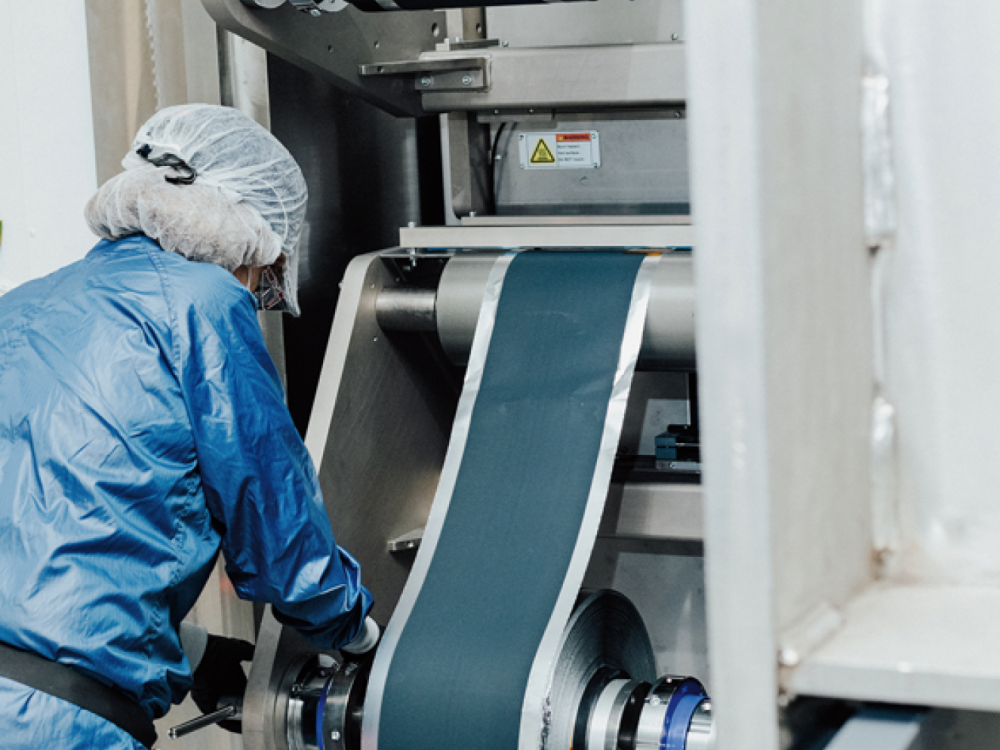 Dodajanje soli v mešanico za baterije