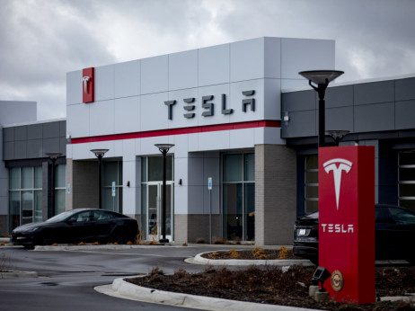 Tesla: Napoved 12-odstotnega padca prodaje in pocenitev delnic zaradi Trumpa