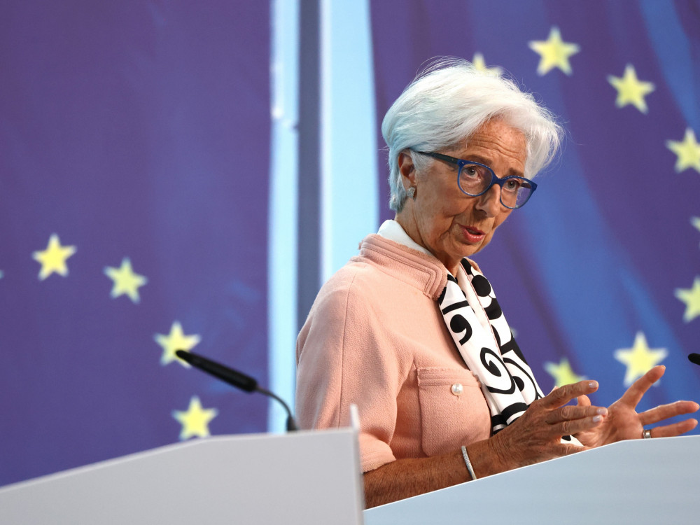 ECB posojilno pipo pušča polovično odprto