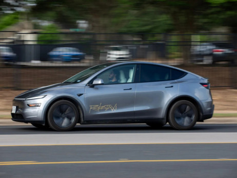 Tesla potihoma lansirala dolgo pričakovane robotaksije