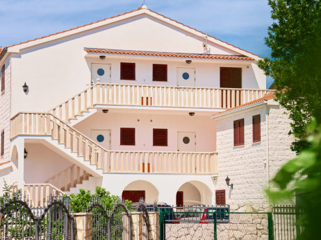 Furs pobral za kar tretjino več davkov na premoženje - kaj se dogaja