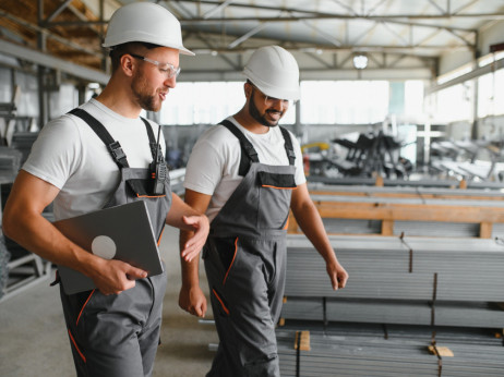 Slovenska industrija pod pritiskom: proizvodnja upadla, zaloge rastejo