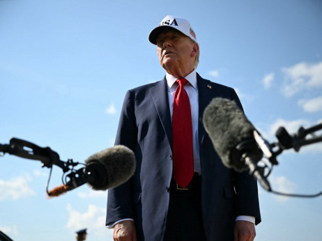 Trump pošilja pisma in uvaja carine do 70 odstotkov od 1. avgusta dalje