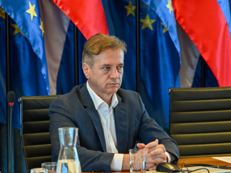 Prvi komentarji na obvezno božičnico: 'Namesto, da bi razbremenili plače, kaznujejo podjetnike'