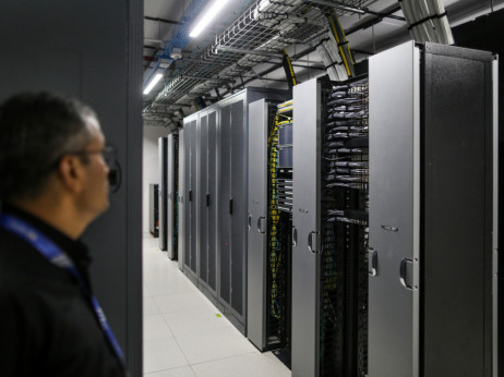 Digitalna težka industrija: AI ne golta le milijard, ampak megavate