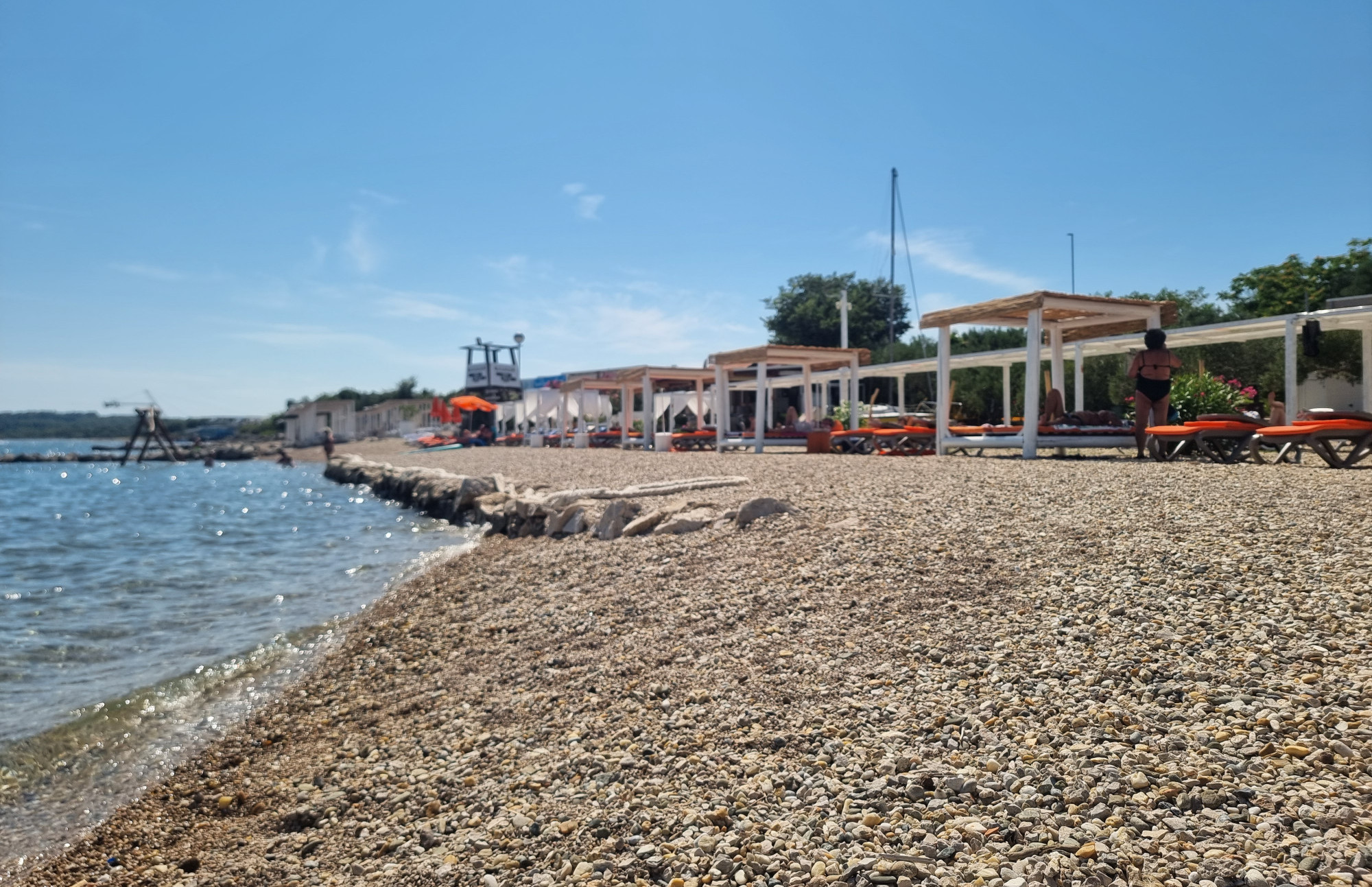 Prizori s hrvaške obale: podivjane cene in prazne plaže