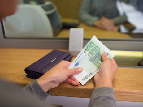 Banke množično dražijo storitve: podražitve tudi nad 60 odstotkov