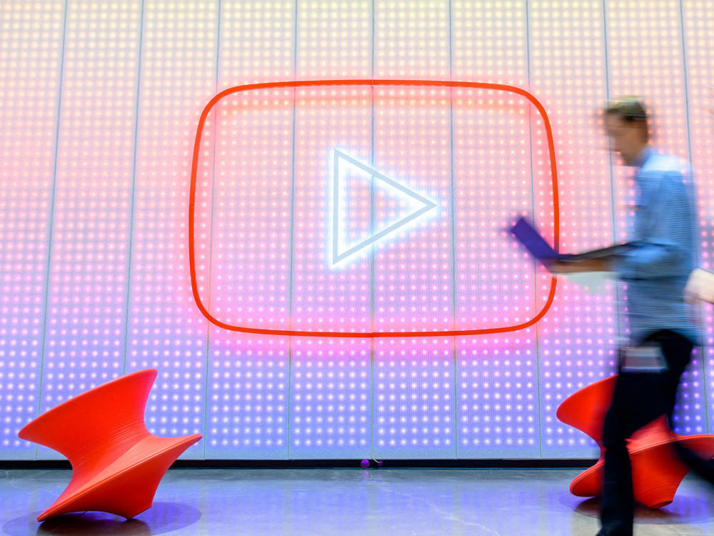 YouTube je pogoltnil televizijo, zdaj prihaja nad humoristične serije