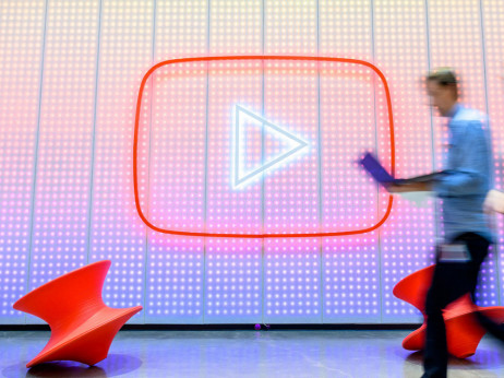 YouTube je pogoltnil televizijo, zdaj prihaja nad humoristične serije