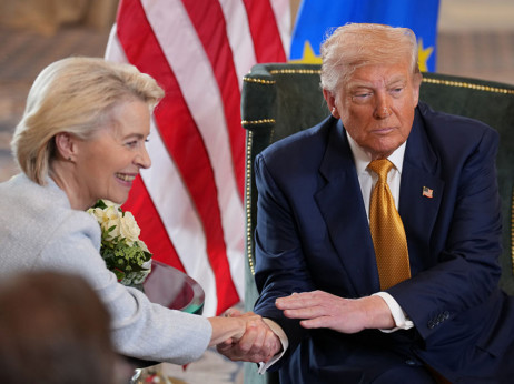 Trgovinska vojna: ZDA z izsiljevanjem pokorile EU, račun tudi Sloveniji