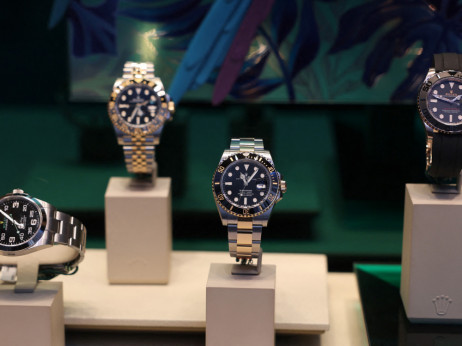 Trumpove carine spodnesle tla delnici, ure Rolex za petino dražje?