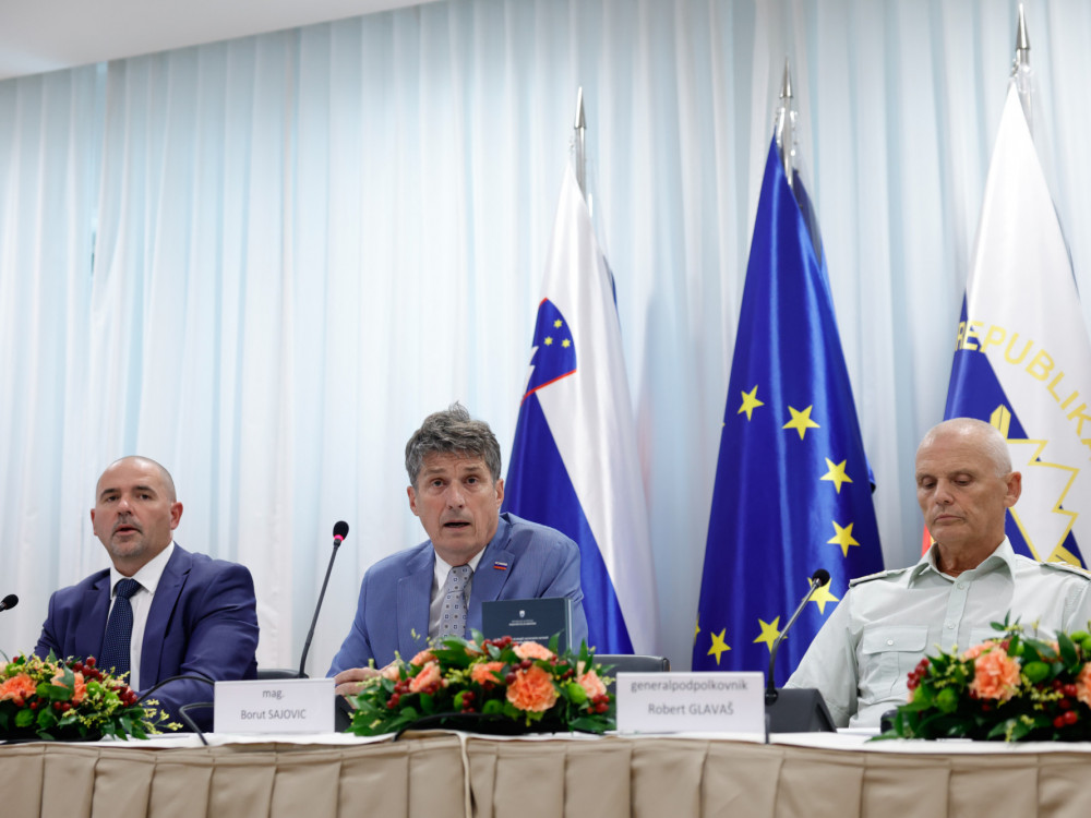 Zgodbe tedna: obrambni holding, Slovenija proti Izraelu, povišanje plač javnega sektorja