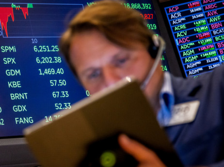 Makroekonomske skrbi tečaje na Wall Streetu pahnile v rdeče