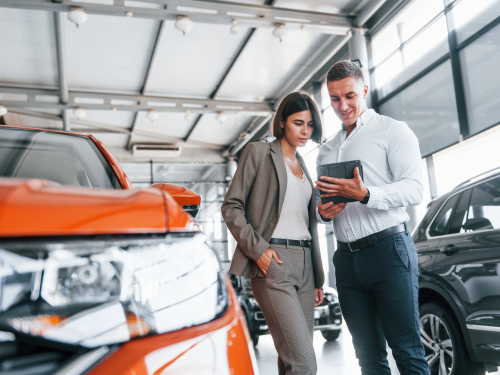 Avtotrgovci prodali več avtov, skupni dobiček pa zgrmel. Kdo jo je odnesel najbolje?